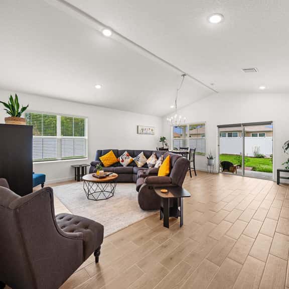 Spacious Modern Villa with Private Yard, Ocala - Image 1
