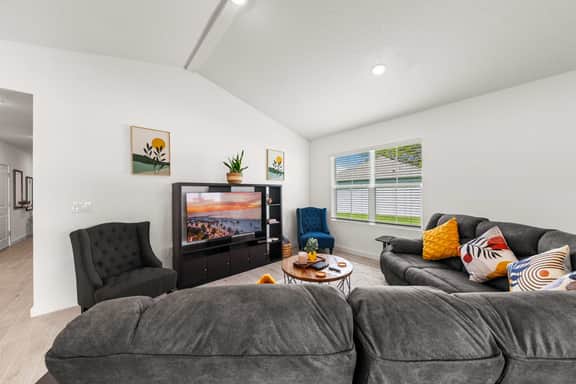 Spacious Modern Villa with Private Yard, Ocala - Image 4
