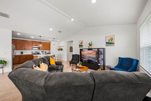 Spacious Modern Villa with Private Yard, Ocala - Image 5