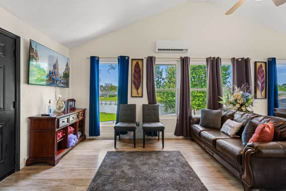 Stylish Loft Retreat, Near Disney, Sleeps 6