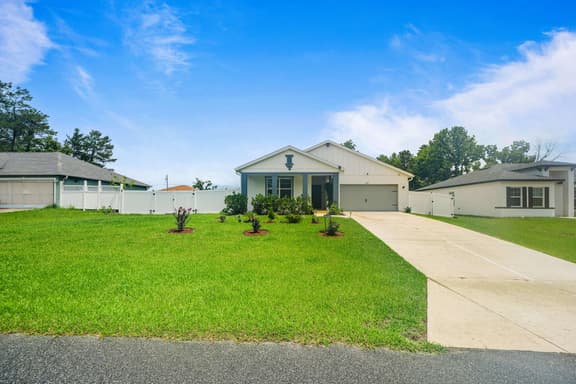 Spacious Modern Villa with Private Yard, Ocala