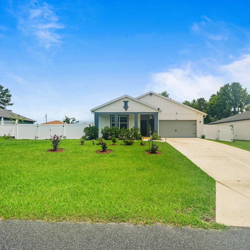 Spacious Modern Villa with Private Yard, Ocala